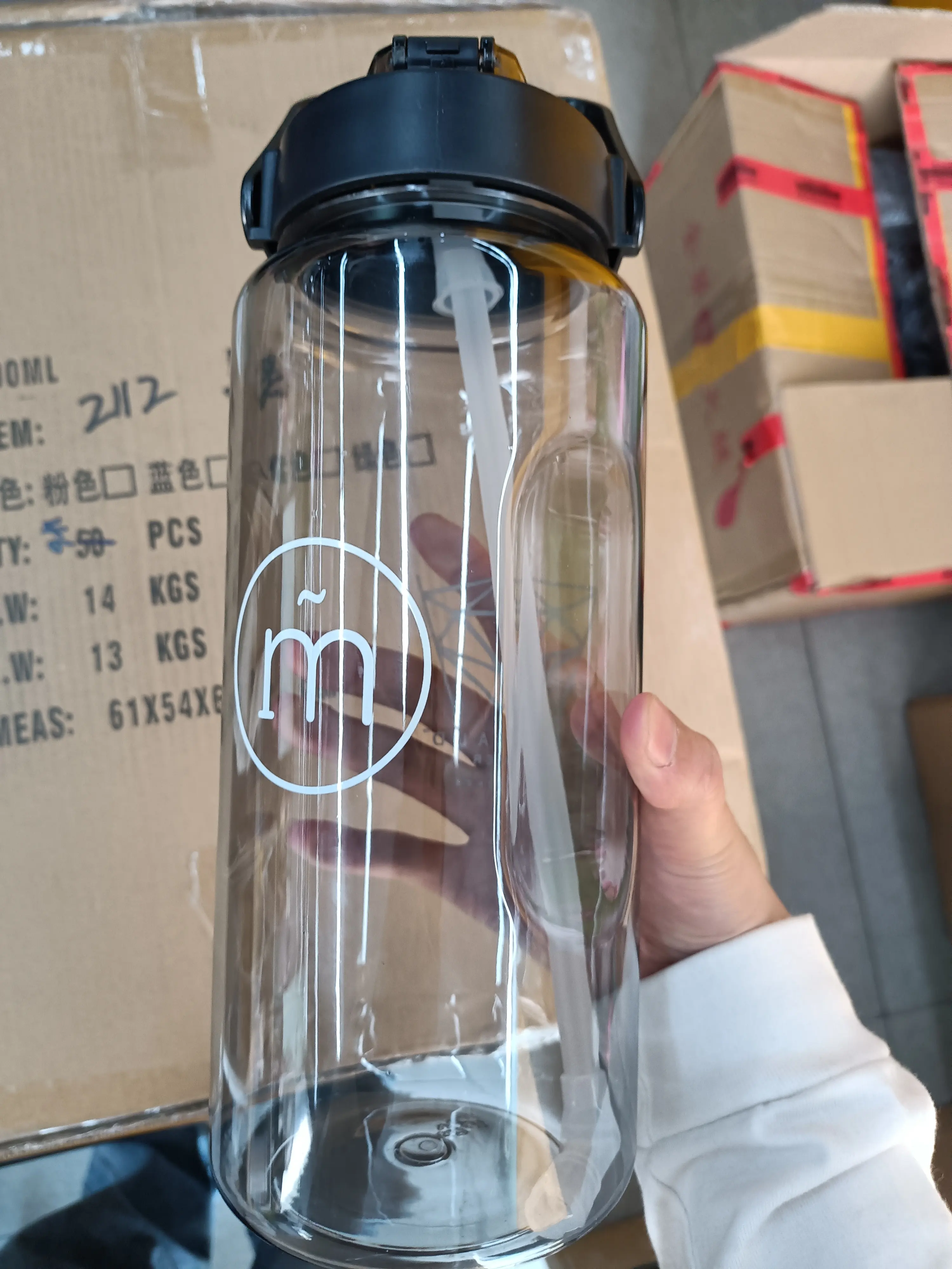 Garrafa de água esportiva motivacional de plástico com canudo, logotipo personalizado, grande capacidade, meio galão e 2 litros, marcador de tempo transparente, 200 unidades