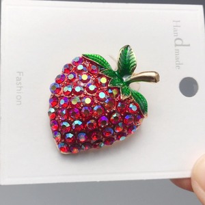 Broche fraise mignonne unisexe en strass, accessoire vestimentaire pour fêtes, occasions décontractées et mariages - Product Image 5