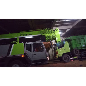 Grue sur camion ZTC1500 de 150 tonnes à flèche à 5 sections pour levage haute performance, hauteur de pointe maximale de 120 m, grue tout-terrain - Product Image 1