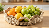 Plateau de service en jonc de mer naturel tressé, panier de rangement décoratif rond fait main avec bord festonné et poignées pour la décoration de table à la maison