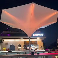 Parasol d'extérieur moderne et minimaliste en polyester léger avec mât en aluminium et base en marbre pour jardin, piscine, villa, hôtel