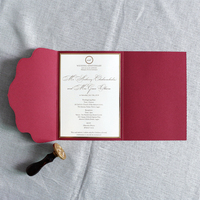 Invitation pliante de poche perle rouge minimaliste moderne avec texte d'estampage à chaud doré cartes en papier de luxe faites à la main papeterie de mariage