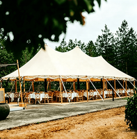 Tente de mariage de luxe en toile de voile avec poteaux, idéale pour la location d'événements commerciaux, les mariages en plein air et les réceptions.