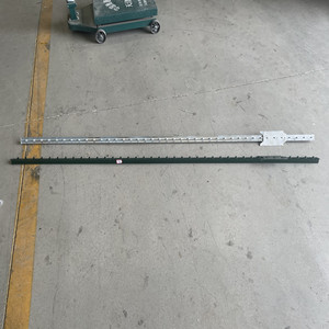 1-3/4 po. X 3-1/2 po. Poteau en T de clôture en acier vert de 6 pi avec plaque d'<span class=keywords><strong>ancrage</strong></span> - Product Image 5