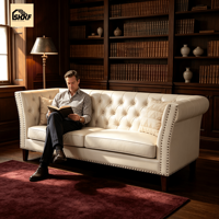 Sofa Kulit Gaya Eropa Tradisional OKF Desain Chesterfield Sandaran Berumbai Lengan Melengkung Kaki Kayu Solid untuk Ruang Tamu Villa