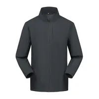 Veste softshell noire à col mandarin, coupe-vent minimaliste à col montant, poche poitrine zippée discrète, logo personnalisé
