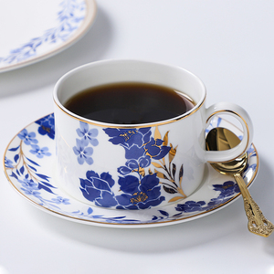 Ensemble tasse et soucoupe en porcelaine fine bleue à motif floral et bordure dorée, 240 ml, pour thé et café, idéal pour la restauration hôtelière et la vente en gros - Product Image 1