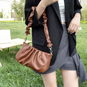 Sac à bandoulière plissé blanc pour femme, style nuage, avec deux sangles, fermeture éclair carrée horizontale, idéal pour un usage quotidien toutes saisons - Product Image 5