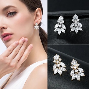 Eleganti Orecchini a Perno Geometrici Marquise, Gioielli di Lusso Minimalisti per Donna, Accessori Chic da Sera, Regalo Raffinato - Product Image 2