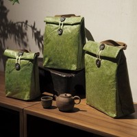 Sac fourre-tout plissé vert olive Sherwin en Tyvek, style pochette, sac cadeau personnalisable avec lettres, taille ajustable, poignée à cordon, design pliable, prêt à l'emploi