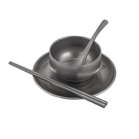 Ensemble de vaisselle rétro en acier inoxydable comprenant des bols, des assiettes, des tasses, des baguettes, des cuillères et des assiettes rectangulaires.