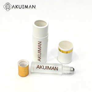 Botella de vidrio para aceites esenciales con logotipo personalizado, envase roll-on con tapa blanca y embalaje en tono dorado para cosméticos. - Product Image 3