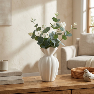 Vase en céramique blanc mat en gros, style nordique, luxe léger, surface texturée cannelée, support pour fleurs fraîches ou séchées hydroponiques - Product Image 1