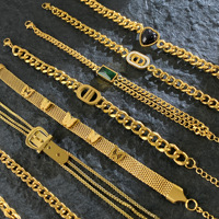 Bracelet gourmette plaqué or 18 carats avec breloques lettre, cœur et papillon – Bijoux de mode pour femme – Vente en gros