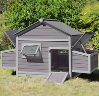 Poulailler en bois teinté foncé, robuste et moderne, avec nichoirs surélevés, écologique, imperméable, toutes saisons, pour jardin