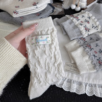 Chaussettes en laine gris-blanc à imprimé floral pour femmes, chaussettes mi-mollet pour l'automne et l'hiver, chaussettes chaudes épaisses en dentelle