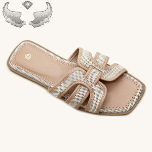 Vendita Diretta di Ciabatte da Donna alla Moda con Suola Piatta, Antiscivolo e Resistenti all'Usura, Provenienti dal Portogallo - Product Image 2