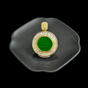 Pendentif rond en jadéite birmane naturelle de qualité A, glacé et plein de vert, plaqué argent avec or et serti de zircon étincelant. - Product Image 5