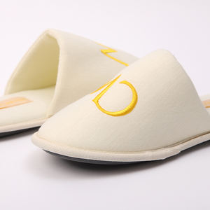 Yüksek Kaliteli Otel Süiti Premium Tek Kullanımlık veya Tek Kullanımlık Olmayan Terlikler Kaymaz Tabanlı Konuk Odası İçin Rahat Terlikler - Product Image 6