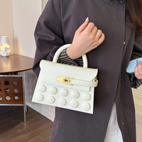 Sac à main carré personnalisé pour femme, avec bouton décoratif, fermoir métallique et rabat supérieur, sac bandoulière de luxe pour femme