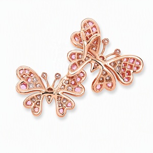 จี้ผีเสื้อคู่เรืองแสงสีโรสโกลด์18K ประดับเพชรและไพลินสีชมพู - Product Image 2