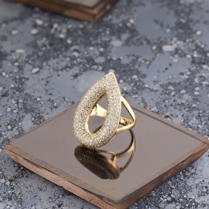 Bague Statement Ronde Creuse en Cuivre Plaqué Or, Entièrement Pavée de Zircone Cubique, Large Bande Vintage, pour Cocktail et Soirée, Tendance - Product Image 2