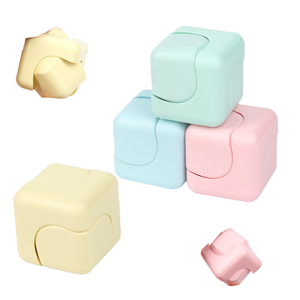 Juguete Antiestrés en Oferta, Cubo de Plástico Cuadrado para Apretar, Juguete Giratorio para Niños de 5 a 7 Años - Product Image 1