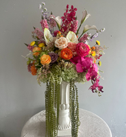 Farbenfrohe Tropische Seiden-Kunstblumenarrangements: Pink-orangefarbene Rosen, Calla-Lilien, hängende Amaranth-Blumen als Hochzeits-Tischdekoration