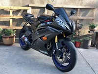 Moto sportive Yamaha R6 importée, 600 cm³, 4 cylindres, EFI, performance de course intense, vitesse maximale >200 km/h, Japon