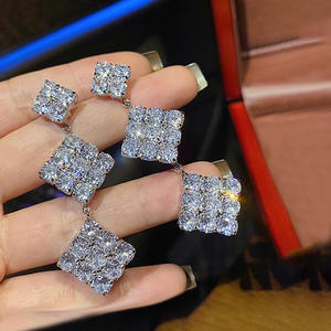 Boucles d'oreilles pendantes géométriques en or blanc, serties de cristaux et strass taille brillant rond, style classique pour femme, idéales pour les soirées - Product Image 5