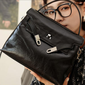 กระเป๋าหนังน้ำมันเคลือบเงาสไตล์เรโทรสำหรับผู้หญิง กระเป๋าสะพายไหล่ทรงสี่เหลี่ยมเล็กแบบเรียบง่ายและอเนกประสงค์ พร้อมตัวล็อคหนัง กระเป๋าเครื่องสำอางคุณภาพพรีเมียม - Product Image 3