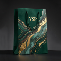 Sac en papier vert émeraude de luxe personnalisé avec texture marbrée dorée fluide pour parfums et cosmétiques haut de gamme