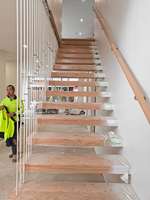 Escalier flottant moderne en bois avec rampe en verre, durable et écologique, escalier intérieur solide au design invisible