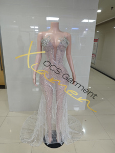 Robe de soirée Ocstrade scintillante argentée en maille transparente, ornée de cristaux 3D floraux, col en V profond, à lacets, avec sequins, pour bal de promo ou soirée formelle - Product Image 3