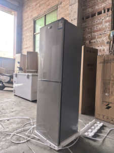 Réfrigérateur intelligent <span class=keywords><strong>LG</strong></span> HUAZOS 160L à deux portes avec compartiment à légumes à humidité contrôlée et machine à glaçons, commandes électroniques pour une fraîcheur optimale en famille - Product Image 2