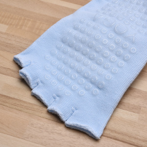 Chaussettes de sport élégantes à cinq doigts pour femmes, avec revers <span class=keywords><strong>court</strong></span> et détail en dentelle à volants, et adhérence en silicone dense pour usage en studio - Product Image 4