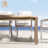 Table de repas rectangulaire en bois pour l'extérieur, avec pieds carrés, plateau en teck à lattes, base géométrique, mobilier de jardin