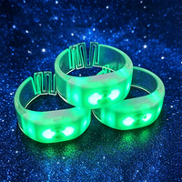 Bracelet LED RVB en silicone à changement de couleur, contrôlé par DMX, 4 pièces, à piles, pour Pâques, Nouvel An, Poisson d'avril - Vente en gros