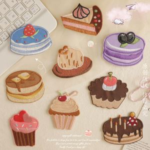 Grande collection de patchs autocollants mignons et colorés en forme de gâteau du désert, beignets, cupcakes et biscuits pour la décoration de chapeaux et de vêtements - Product Image 1