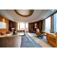 Hôtel de luxe ultra-luxe Platinum Resort, chambre standard blanche avec lit queen size, ensemble de meubles modernes, suite de chambre, appartement