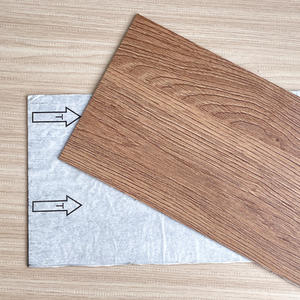 Carreaux de sol auto-adhésifs en <span class=keywords><strong>PVC</strong></span> les plus populaires Revêtement de sol en <span class=keywords><strong>PVC</strong></span> <span class=keywords><strong>Terrasse</strong></span> Pas cher Imperméable à peler et coller Revêtement de sol en vinyle Lvt - Product Image 4