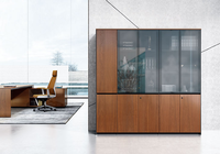 Armoire de rangement de bureau en bois grainé avec portes en verre trempé, étagères ouvertes et compartiments de classement verrouillables