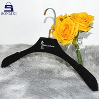 Cintre en velours noir de luxe pour mariage, design floqué