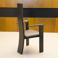 Chaises en bois massif vintage, fauteuils noirs design, adaptés à une utilisation dans la salle à manger et comme mobilier de restaurant