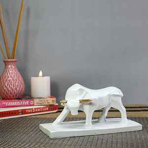 Sculpture de taureau blanc artisanale moderne avec accents dorés sur les cornes, pièce d'art en céramique minimaliste pour la décoration d'étagères de maison ou de bureau de luxe. - Product Image 4