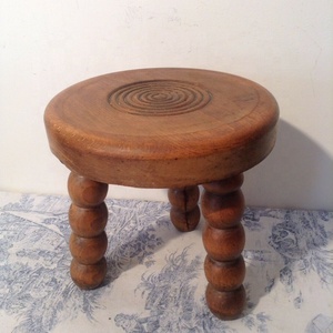<span class=keywords><strong>Tabouret</strong></span> <span class=keywords><strong>en</strong></span> <span class=keywords><strong>bois</strong></span> rétro français avec plateau <span class=keywords><strong>rond</strong></span> et trois pieds de style traiteuse/marron pour salon - Product Image 2