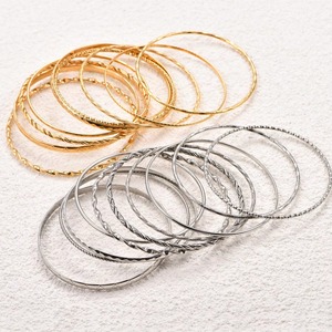 Bracelet jonc torsadé en acier inoxydable plaqué or, grand cercle, fin, uni, simple, géométrique, pour la fabrication de bijoux - Product Image 1