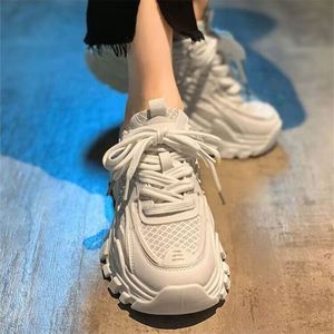 Zapatillas deportivas de malla para mujer, novedad de verano 2026, parte superior de malla transpirable y ligera, con plataforma gruesa para aumentar la altura - Product Image 3