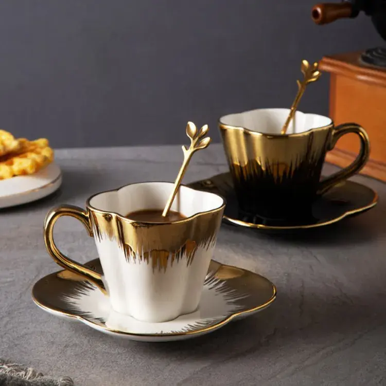 مج قهوة بتلات ذهبي من السيراميك التركي بنمط فخم على الطراز الأوروبي مع طقم أنيق على شكل زهرة بحافة ذهبية