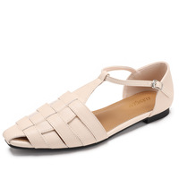 Sandales plates d'été pour femmes, nouveau style 2026, tissées, ajourées, à fermeture à bouton unique, respirantes, en PU, chaussures romaines tendance pour les vacances
